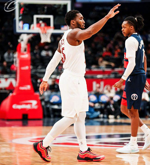 末节狂轰45分逆转！米切尔48分封神 骑士13连胜<a href=/look/lanqiuzhibo/wizards/ target=_blank class=infotextkey>奇才</a>